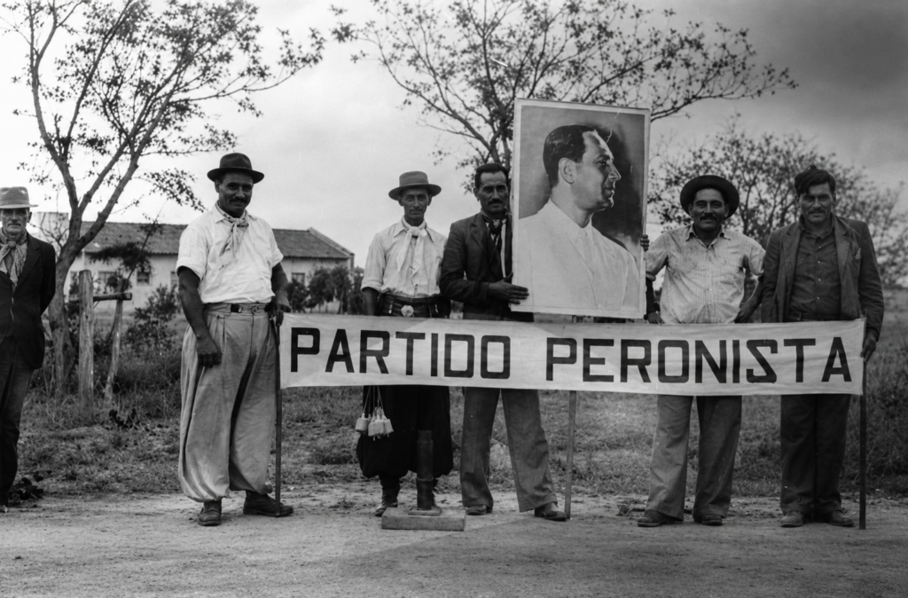 INICIO PARTIDO PERONISTA EMPLEADOS RURALES SOSTENIENDO IMAGEN DE PERON
